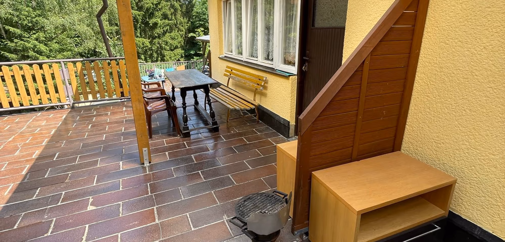 Hlavní zděná budova s komfortními apartmány a terasami
