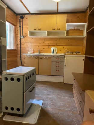 Krbová kamna na tuhá paliva v dřevěné chatce