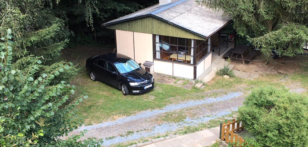 Dřevěná chatka s prostornou terasou v areálu Malá Hrdlička
